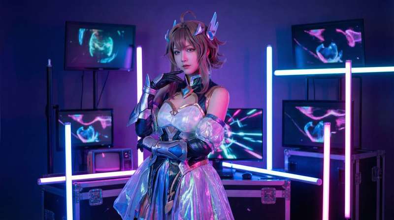 落地窗前动漫cosplay创意视频